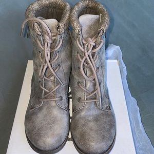 POP casual boots size 6.5 Women’s